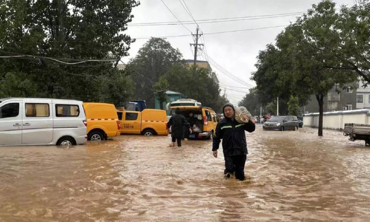 中国联通工作人员冒雨抢修故障，暴风骤雨中誓保通信安全。