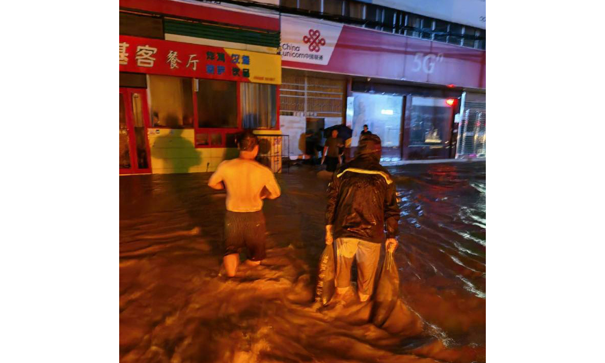 中国联通工作人员冒雨抢修故障，暴风骤雨中誓保通信安全。