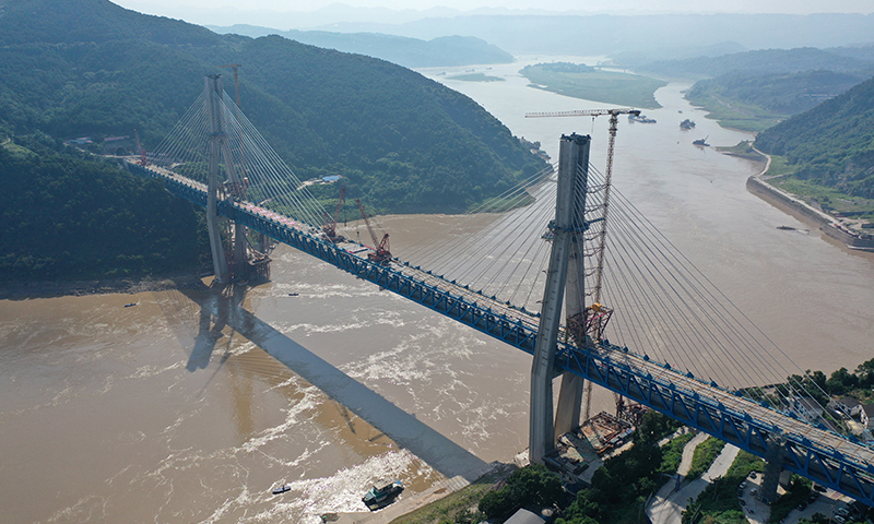 图为7月26日拍摄的明月峡长江大桥合龙施工现场（无人机照片）。新华社记者 唐奕 摄