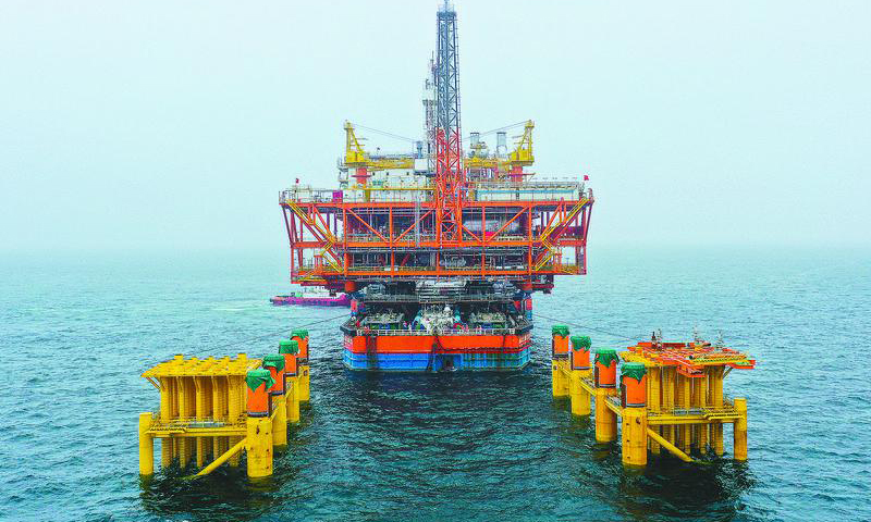 近日，“海洋石油228”船承载着旅大6-2项目重达1.1万吨的CEPA组块，完成荷载转移。在渤海湾“安家”。图为“海洋石油228”船承载着旅大6-2项目CEPA组块，平稳驶入导管架槽口。