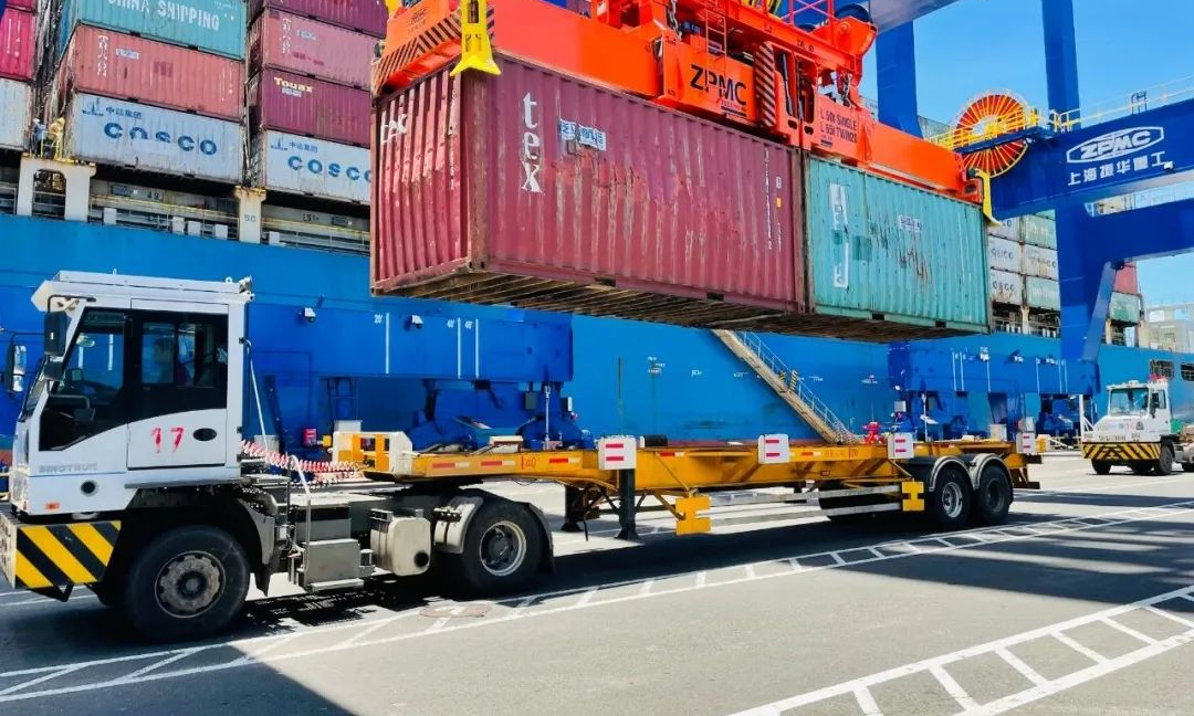 未来，洋浦国际集装箱码头将以建设海南自由贸易港和国际西部陆海贸易新通道为契机，继续加密航线布局、提高港口吞吐能力，全力打造具有国际竞争力的区域性集装箱航运枢纽中心。