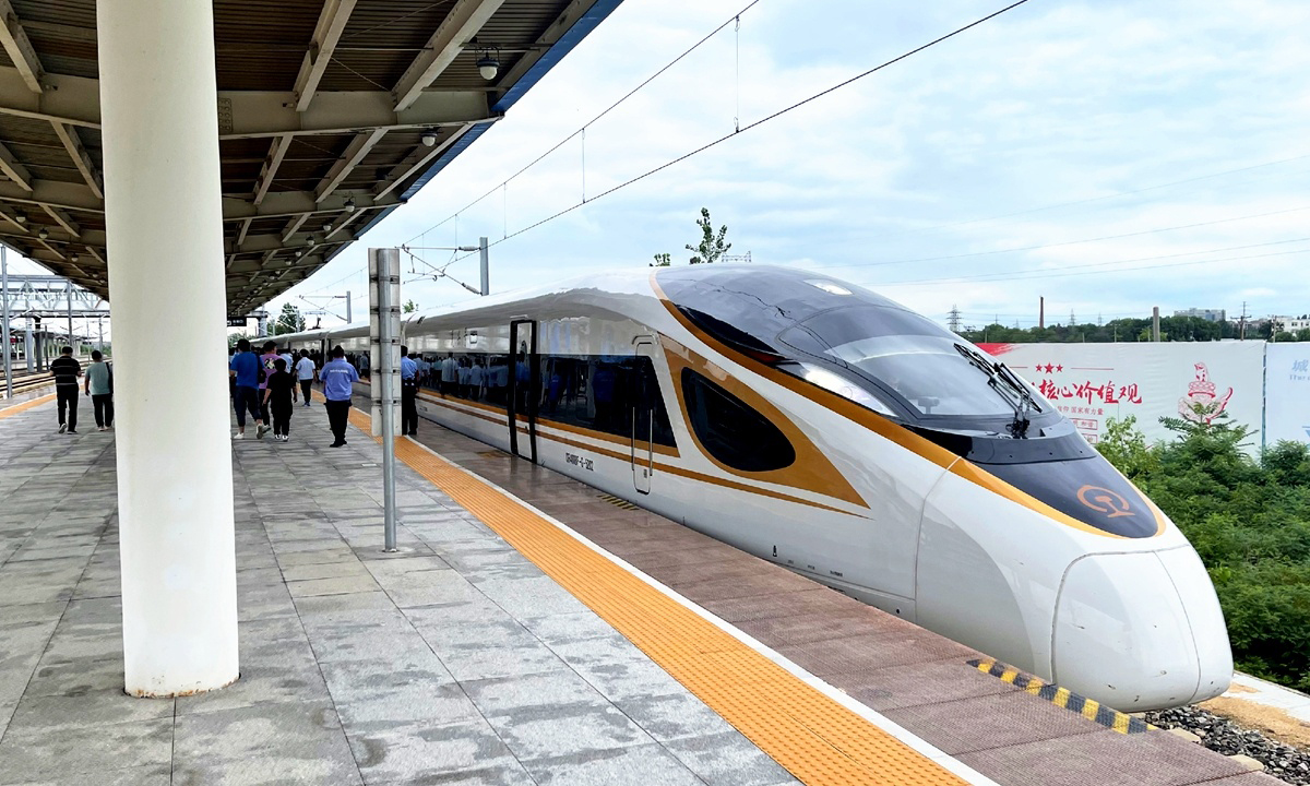 8月3日10点26分，随着G9147次复兴号动车组从锦州北站发出，中国中铁电气化局沈阳电化公司参建的辽宁朝阳至凌海高速铁路正式开通运营。