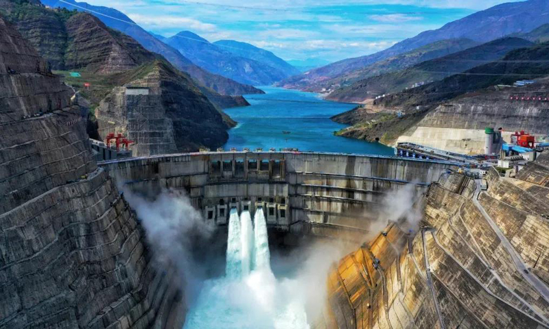 图为葛洲坝集团参建的白鹤滩水电站，是世界在建规模最大的水电工程。电站年平均发电量将达到624.43亿千瓦时，可节约标煤约2500万吨，减排二氧化碳约6500万吨。