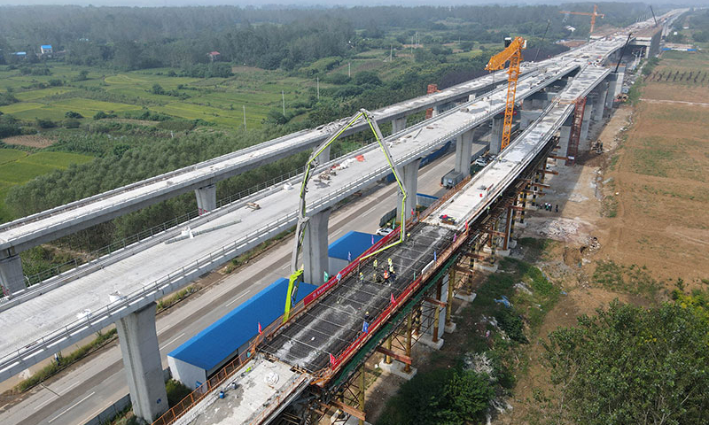 图为8月30日拍摄的施工中的滁宁城际铁路一期工程。（新华社记者 刘军喜 摄）