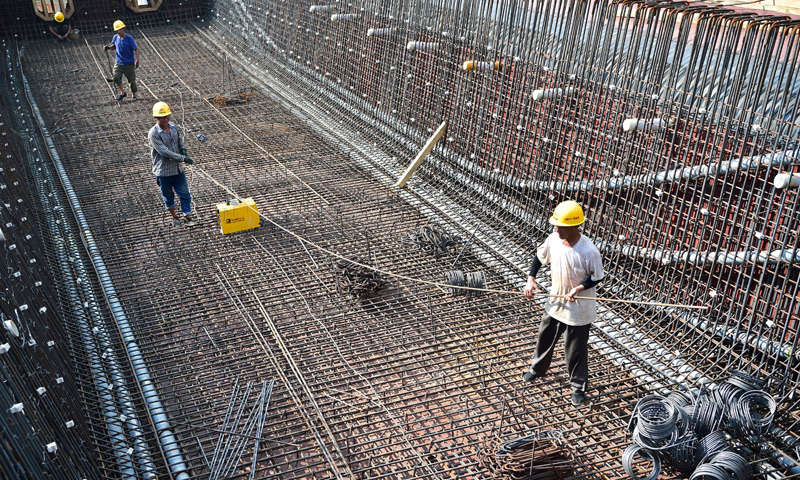 图为9月2日拍摄的施工人员在渝湘高铁重庆至黔江段站前4标石家冲特大桥作业。（新华社记者 王全超 摄）