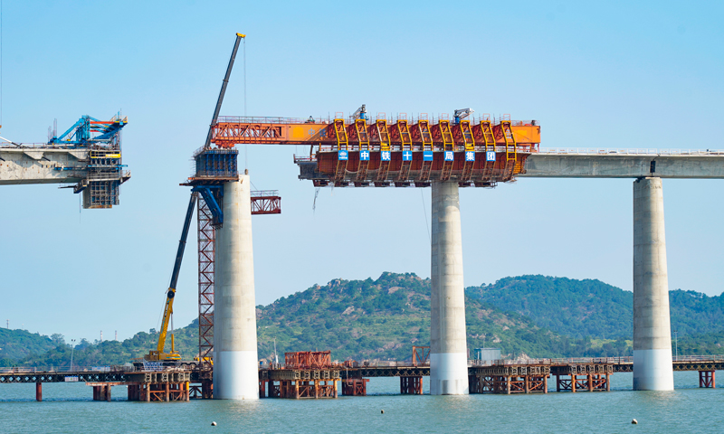 湄洲湾跨海大桥途径莆田市和泉州市，全长14.7 公里，其中海域施工长度约10.8公里，是福厦铁路中最长的海域施工区段。图为移动模架过孔施工。
