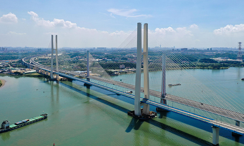 近日，由中铁十一局承建的粤港澳大湾区基础设施“硬联通”重点工程——广州南沙港铁路跨西江特大斜拉桥完成桥面左线铺轨施工，为工程如期建成开通奠定基础。图为9月15日拍摄的完成左线铺轨的广州南沙港铁路跨西江特大斜拉桥。（新华社记者 刘大伟 摄）