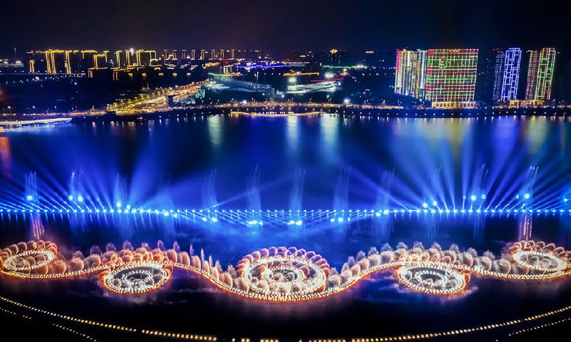 9月15日晚8时，西安奥体中心西侧灞河全运湖内，“长安秀”光影水舞正式上映。一场水与火的完美交织、音乐与水舞的精彩律动，一场令人叹为观止的视觉盛宴让“长安秀”一夜成名。