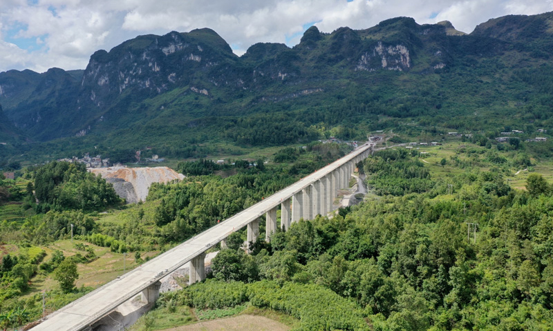 图为合龙后的捞村双线特大桥。（新华社记者 刘续 摄）