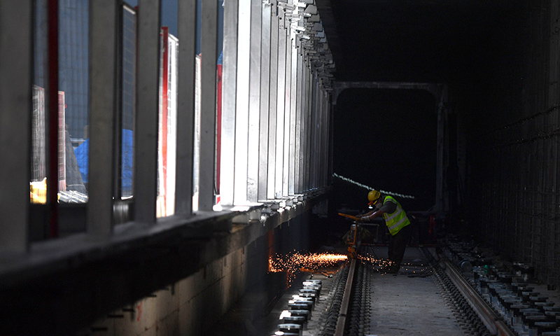 图为中铁五局工人在郑许市域铁路郑州段进行打磨轨道作业。（新华社记者 李嘉南 摄）