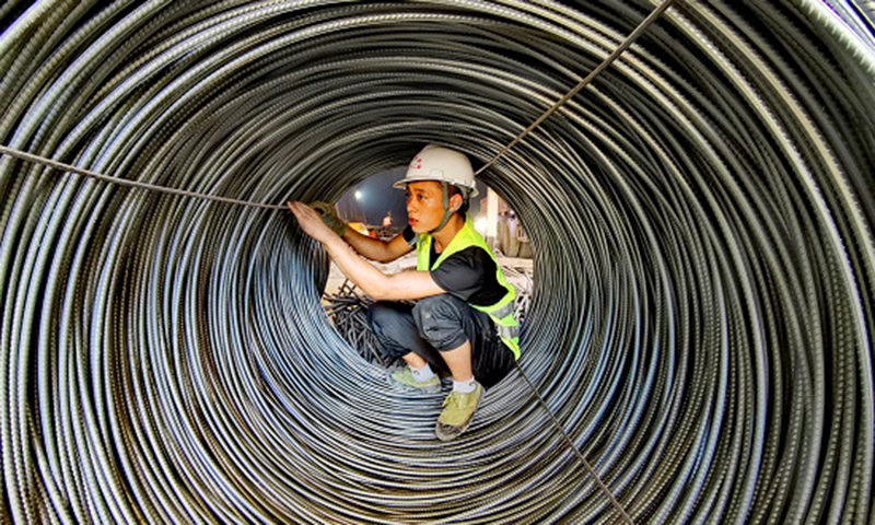 中老铁路北起云南省昆明市，向南经玉溪市、普洱市、西双版纳傣族自治州、中老边境口岸磨憨，至老挝首都万象，全长1000余公里。今年底建成通车后，从云南昆明至景洪仅需3个多小时，至老挝万象有望实现直达运输、当日通达。