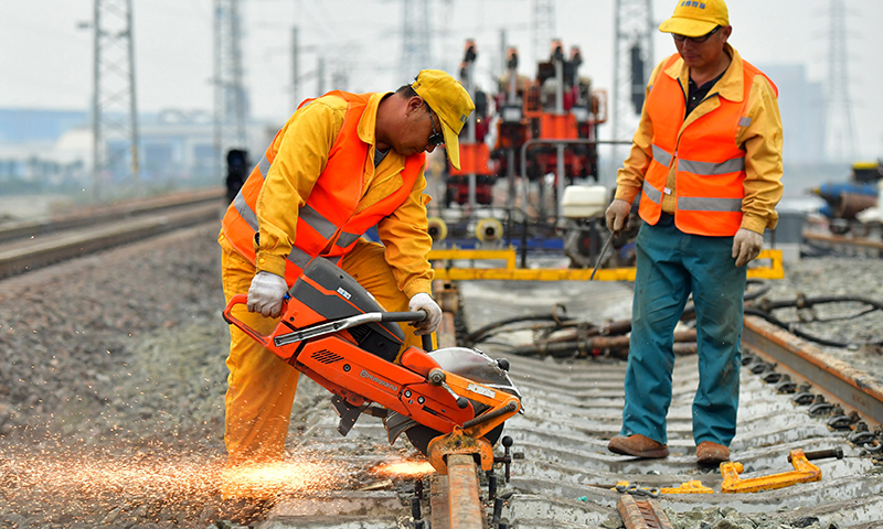 图为工人在施工现场切割铁轨。（新华社记者 牟宇 摄）