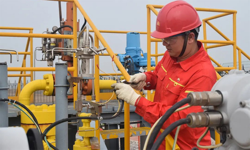 图为大港油田储气库群厉兵秣马应战华北用气高峰。
