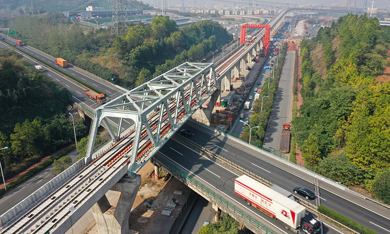 图为在浙江义乌拍摄的金义东市域轨道交通工程跨甬金高速公路的一座钢桁梁（无人机照片）。（新华社记者 黄宗治 摄）