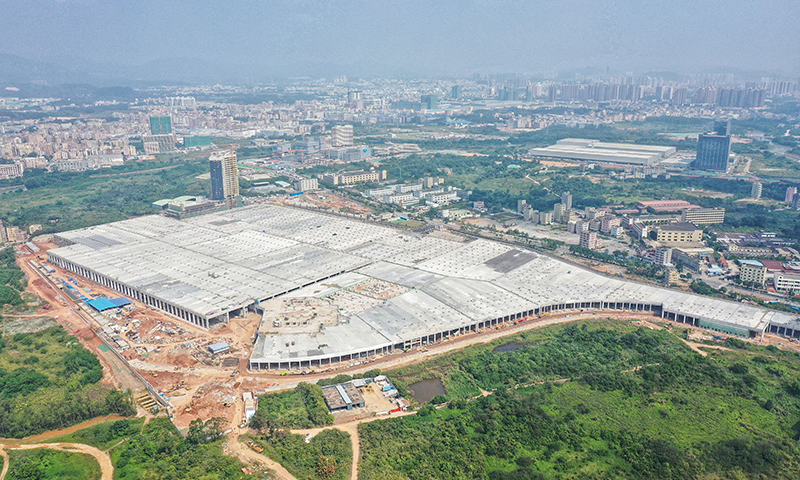 近日，首列电客车被吊装进入中铁三局承建的深圳地铁14号线昂鹅车辆段。这标志着深圳地铁14号线成功为列车“安家”，为后续列车调试、设备联调联试等工作顺利开展奠定基础。图为由中铁三局承建的14号线昂鹅车辆段（无人机照片，10月29日摄）。（新华社记者 刘大伟 摄）