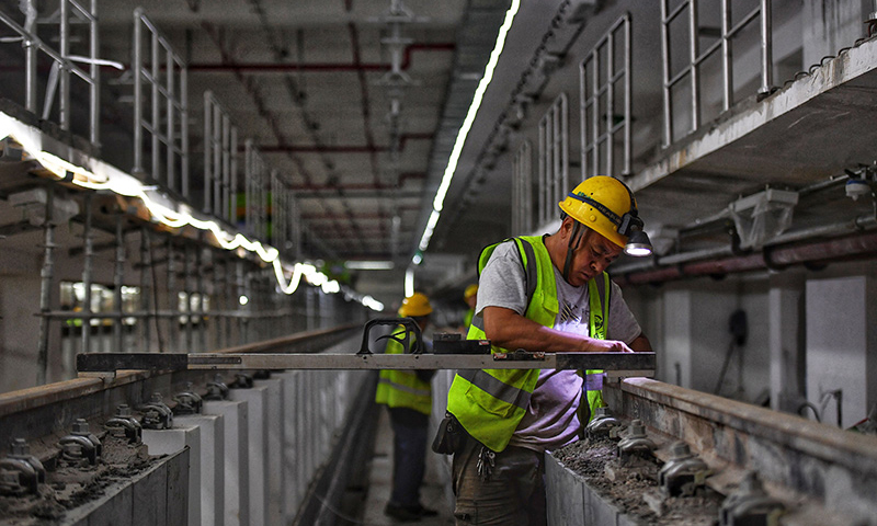 图为施工人员在深圳地铁14号线昂鹅车辆段进行轨道测量。（新华社记者 刘大伟 摄）