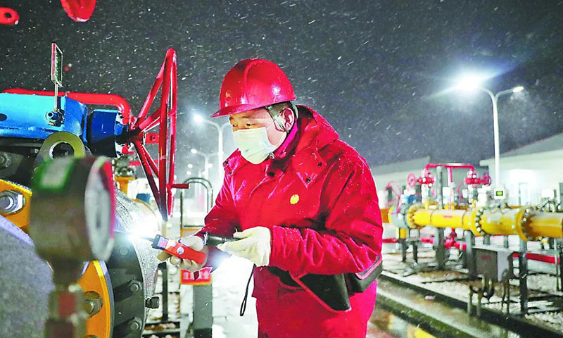 11月6日以来，一场暴风雪突袭北方地区，大部分地区开启快速降温模式。中国石油全力以赴降低寒潮低温带来的影响，全面做好天然气安全处理和平稳外输工作。图为天然气销售北京分公司马驹桥门站员工冒雪巡检，确保首都百姓安全平稳用气。