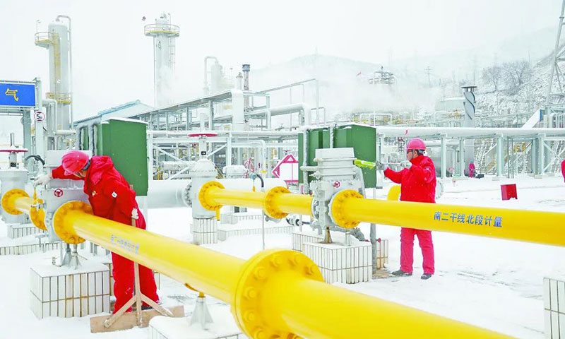 图为长庆油田采气一厂第三净化厂员工冒着风雪对仪器仪表进行检查。