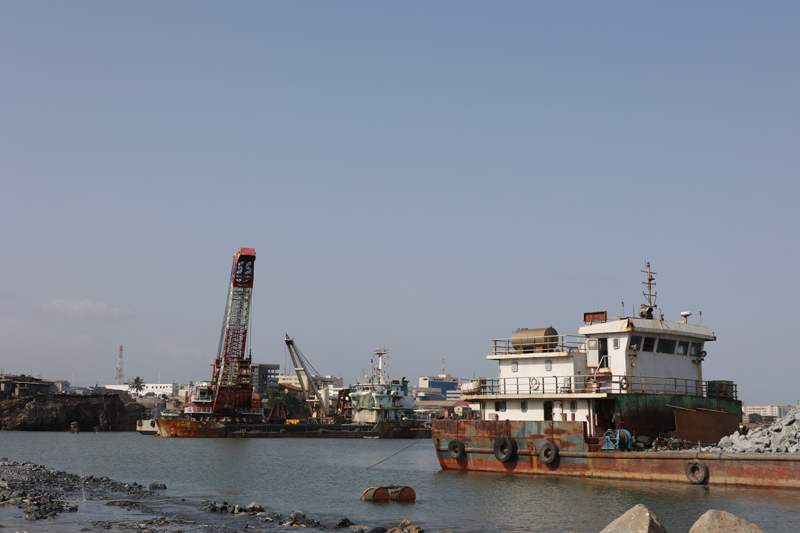 近日，中国援建加纳渔港综合设施项目由中国铁建港航局集团有限公司承建。图为在加纳首都阿克拉，船只在中国援建加纳渔港综合设施项目施工现场作业。（新华社记者 许正 摄）
