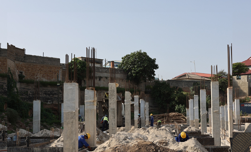 图为在加纳首都阿克拉，工人在中国援建加纳渔港综合设施项目施工现场作业。（新华社记者 许正 摄）