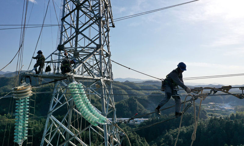 图为11月9日，安徽送变电工程有限公司施工人员在电力“天路”上施工（无人机照片）。（新华社发 郑贤列 摄）