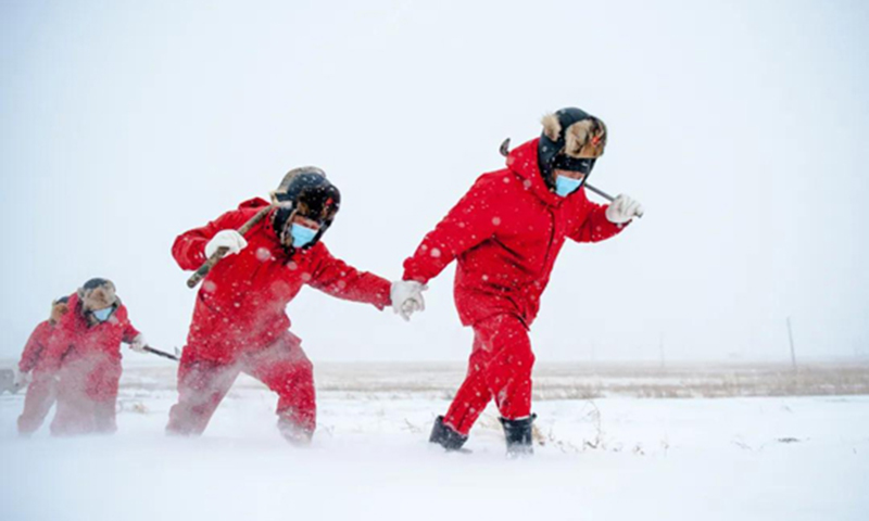 近日，东北地区大范围降雪，距离大庆市区约140公里的大庆油田第九采油厂敖南采油作业区，一夜之间披上银装。中国石油大庆油田员工们结伴冲进风雪中，对阀组间和部分重点井加强巡视，确保能源供应畅通。