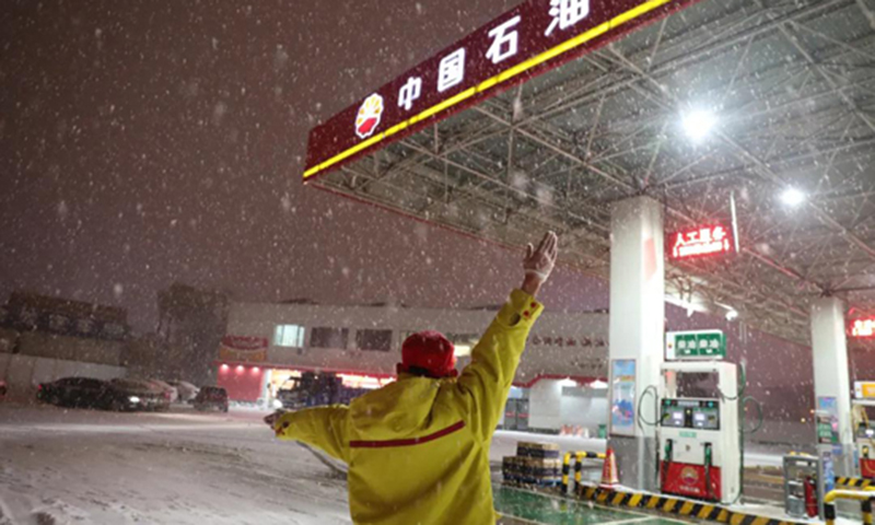 侵袭黑龙江省大部分地区的罕见暴雪，给加油站和油库正常运转、保障供应带来严峻挑战，黑龙江销售第一时间应急响应，采取有力措施战暴雪，物流管理部门结合天气变化，24小时值守监测，合理摆布运力、调配资源，保证油品出入库、配送到站正常。