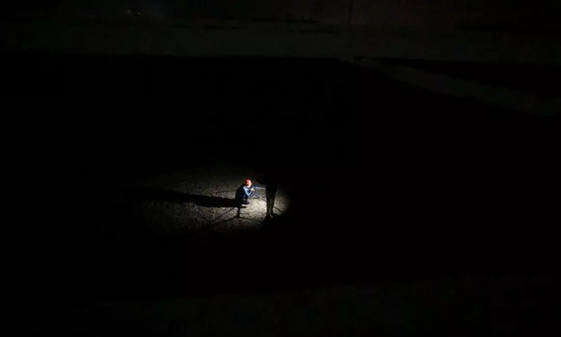 图为风大低温的夜晚，上海院如东盛景飞灰填埋场一期项目设计师正专心致志开展土工膜完整性检测。  （摄影师：戚晶磊）