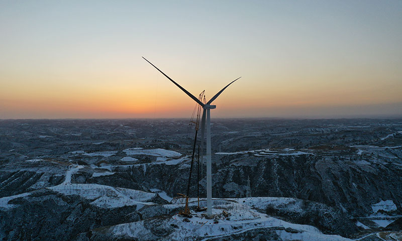 11月29日，中国能建山西电建承建的兴县风电EPC项目顺利完成首台风机吊装，在风雪低温中加快推进，全面进入风机吊装高峰期。