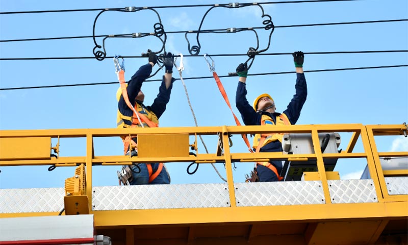 图为朔黄铁路职工正在进行电联接检修作业。