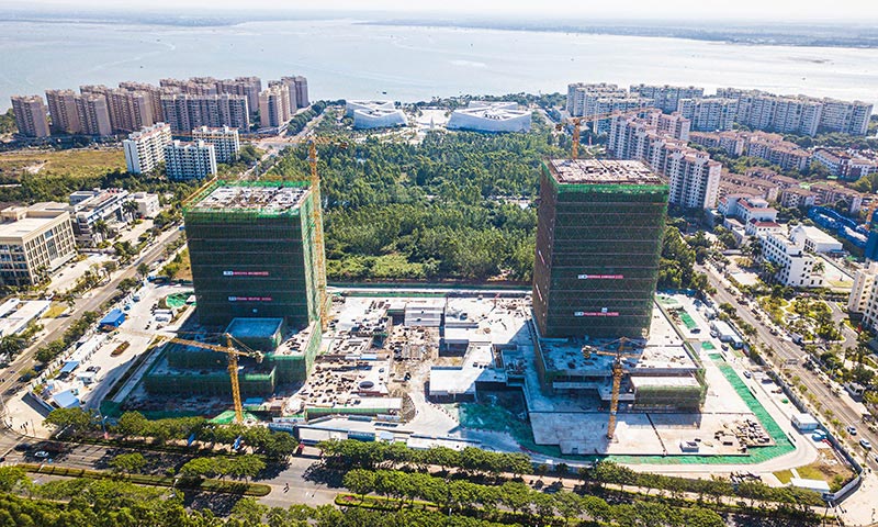 项目建成后，洋浦国际航运大厦将成为洋浦地标性建筑和行政、商贸中心。图为12月4日在海南洋浦经济开发区拍摄的洋浦国际航运大厦项目（无人机照片）。（新华社记者 蒲晓旭 摄）