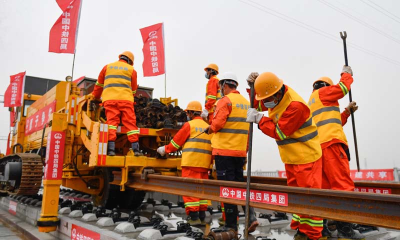 图为中铁四局施工人员在湖杭铁路上进行铺轨作业。（新华社记者 黄宗治 摄）
