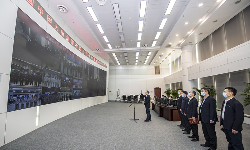 图为中国大唐党组书记、董事长邹磊视频连线在陕企业。