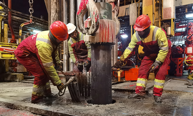 近日，渤海辽东湾海域，“海洋石油941”钻井平台正在旅大5 -2北稠油热采一体化开发项目进行一开批钻作业。图为平台钻井班组与套管作业人员协同坐套管卡瓦。