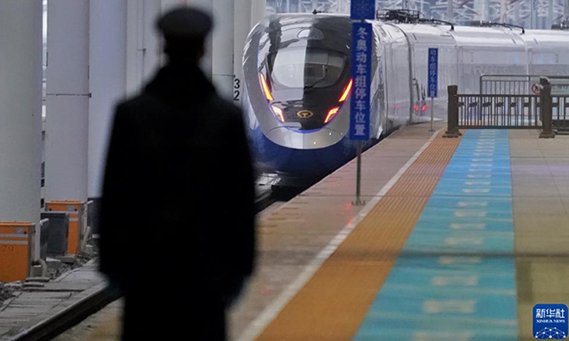 当日，京张高铁冬奥列车开启赛时运输服务。图为1月21日，G8825次列车从清河站驶出。（新华社记者 刘续 摄）