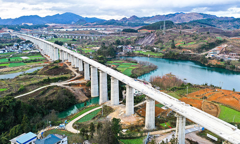 图为1月22日拍摄的贵南高铁（贵州段）营盘清水河双线特大桥建设场景（无人机照片）。（新华社记者 杨文斌 摄）