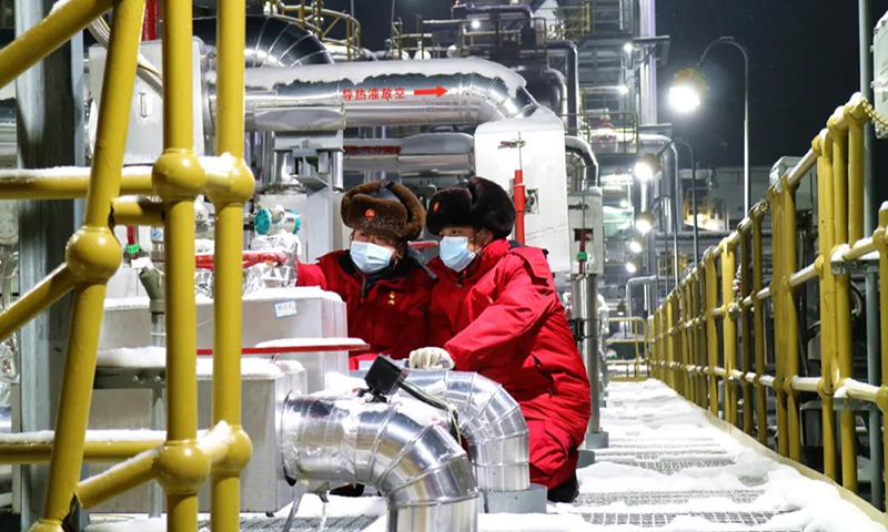 图为中国石油新疆油田公司采气一厂员工不惧严寒坚守天然气生产一线。