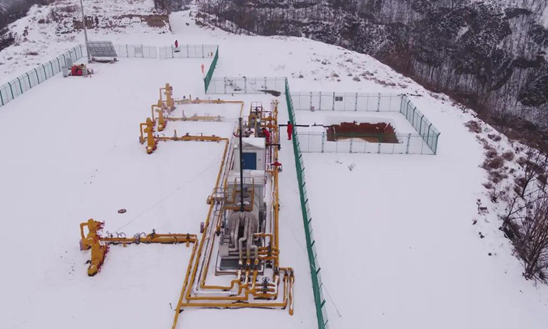 图为中国石油煤层气公司大雪中的管线。