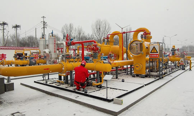 图为中国石油天然气销售北京分公司马驹桥门站员工正在冒雪巡检。