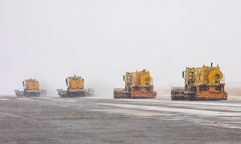 图为昆明机场出动除冰设备开展跑道除冰作业，全力做好低温雨雪天气保障工作（摄影作者：尚震）