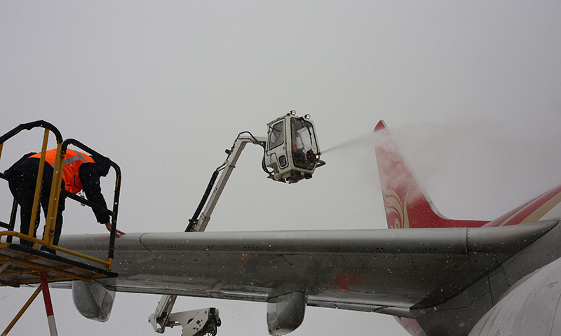 图为航产投集团空港机务对航空器进行除防冰作业。（摄影作者：刘杨华）