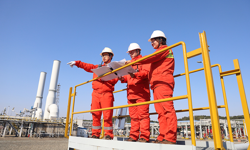 今年春节期间，浙江LNG接收站安全平稳开展生产外输工作，累计输送天然气6300万立方米，创同期历史新高。图为生产人员对作业方案进行现场交底，确保作业安全。