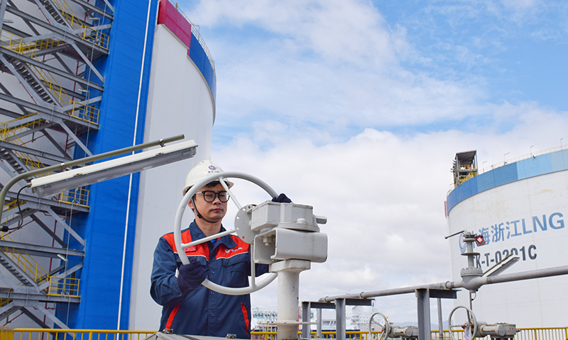 图为浙江LNG接收站一线人员正在进行阀门操作。