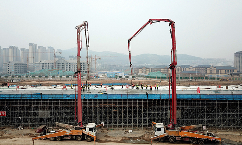 作为国内首条市域高铁，济莱高铁全部位于济南市境内，正线全长约117公里，设计时速350公里。图为中铁十局工作人员在济莱高铁历城站特大桥进行道岔现浇梁浇筑作业（无人机照片）。（新华社记者 郭绪雷 摄）