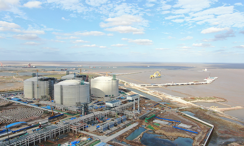 作为LNG产业链中的核心装备，大型LNG储罐具有核心技术难、建造工期长等特点。中国海油持续攻关数年，是国内首家掌握LNG大型全容储罐核心技术的企业。图为建设中的中国海油盐城“绿能港”项目。