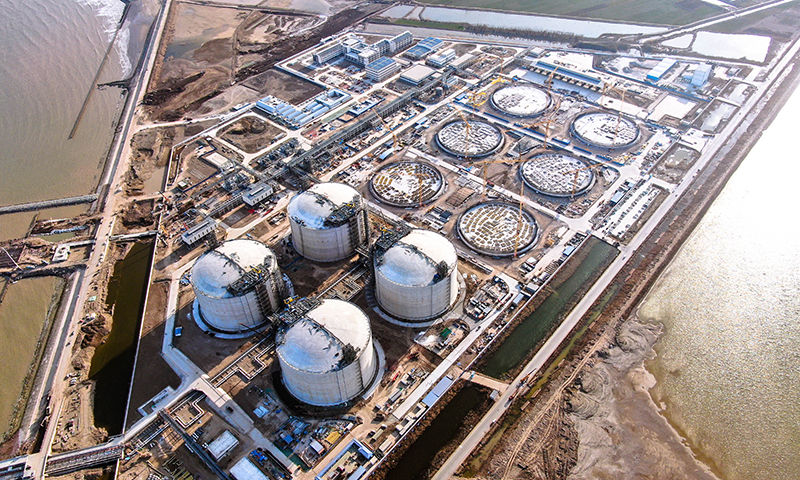 自2019年开工以来，中国海油盐城“绿能港”项目不仅高效完成了储罐桩基、承台、外罐、升顶、内罐焊接、保冷等多个重大施工关键点，还填补了国内超大容积LNG储罐设计与建造技术的空白。此外，支撑4座22万方储罐的1440根桩基全部达到I类桩标准，内罐9Ni钢焊接一次性合格率超99%且仅用40天便完成全部承台的建造工作。图为正在加紧建设的中国海油盐城“绿能港”项目。