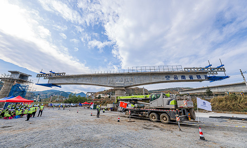 茨坪村特大桥同时上跨广大铁路和楚大高速，墩柱均采用圆端形造型，每个转体主墩由地下20根直径1.5米、深达54米的钢筋混凝土桩基支撑。图为转体中的20号墩柱，公路侧墩柱重3329.1吨。