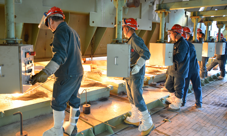 近日，工作人员进行铸钢作业。