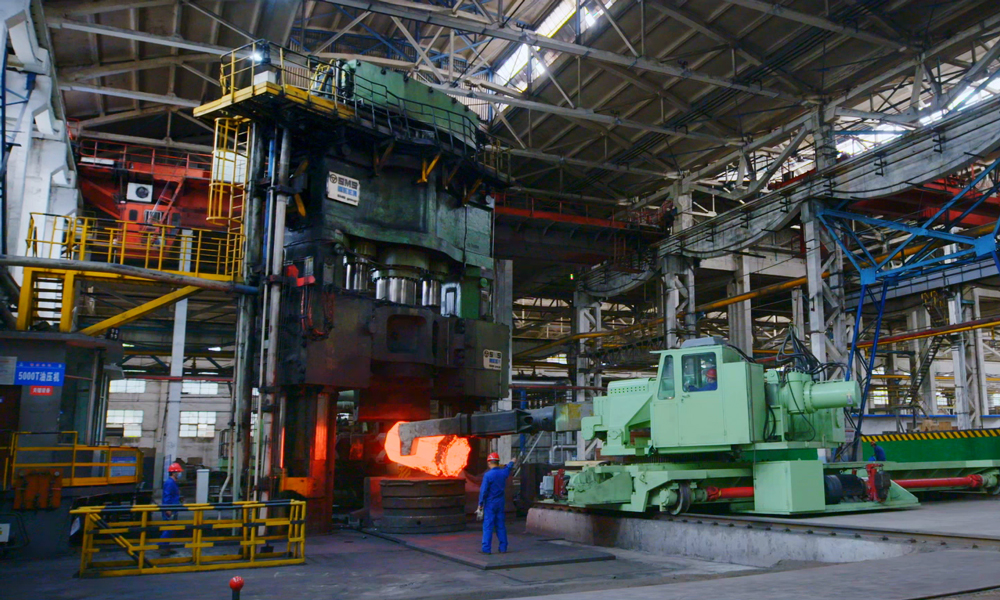 在中原特钢生产现场，工作人员干劲十足，以实际行动诠释“劳动之美”。
