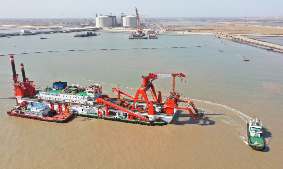 近日，中国海油盐城“绿能港”建设配套港池、进港航道及主航道疏浚工程完工。图为绞吸船“天麒号”在港池内疏浚作业。